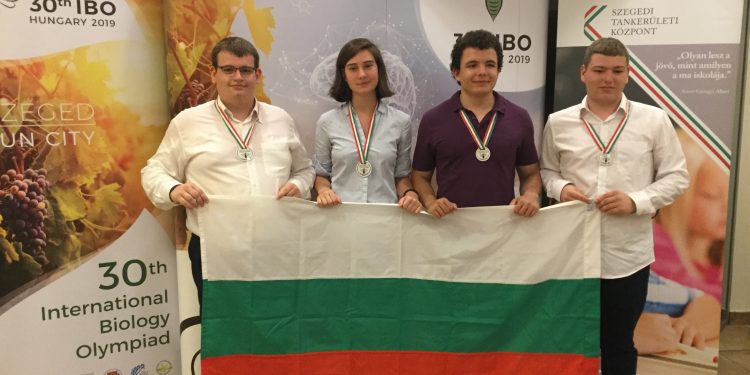 Медали по биология, математика и физика