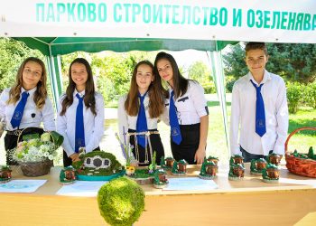 Скулптури в зелено   