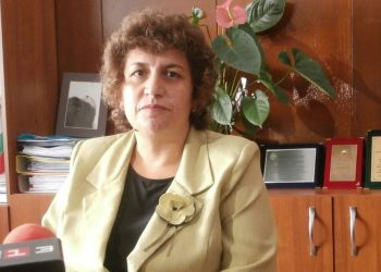 С униформи и във виртуалната класна стая