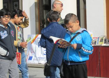 В Пернишка област очакват над 900 първокласници