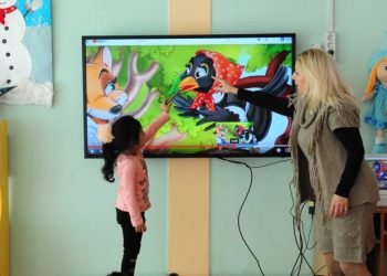 Първолаци учат български с ромски приказки