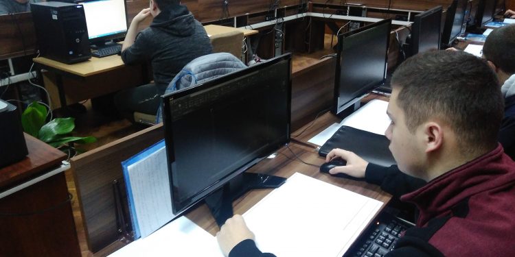 Гимназия, в която успяват заедно