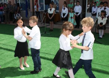 Празнично настроение, награди и нови кабинети