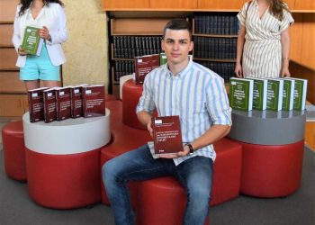 Дарение за университетска библиотека