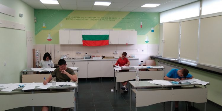 Четири медала за химиците