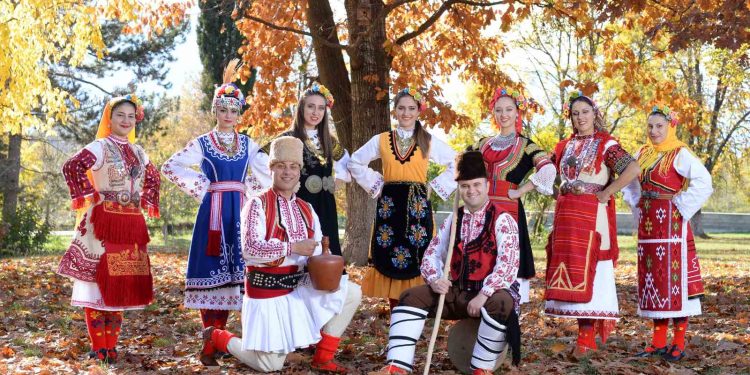 Студентка от ЮЗУ изработва народни носии