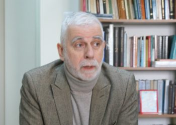 Проф. Делев с наградата „Александър Фол“