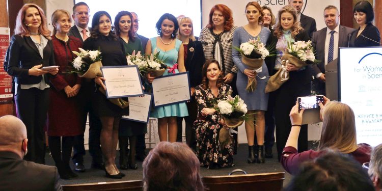 Връчиха наградите „За жените в науката“