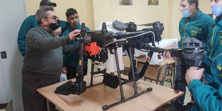 Първото училище с аграрен дрон пръскачка