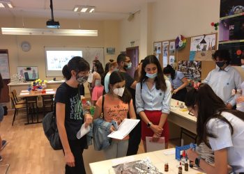 Учител по рисуване илюстрира учебно помагало