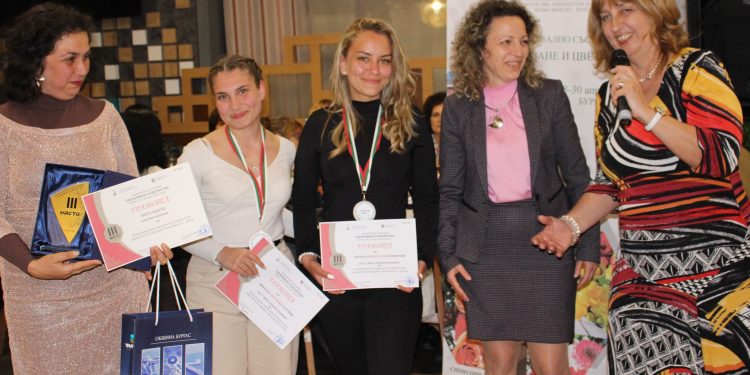 Млади цветари мериха сили  в Бургас