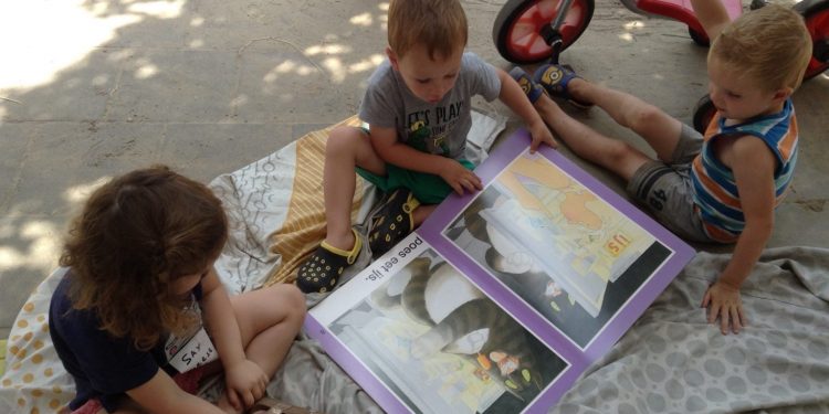 Сън навън за здраве в яслите в Нидерландия