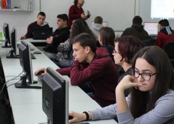 Ученици дават идеи  по глобални проблеми