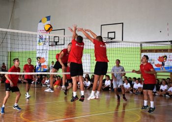 С волейбол  на училище