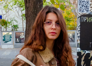 Бургаско момиче кара  хората да прегръщат дървета