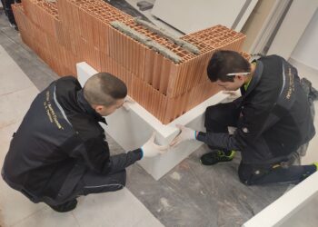 Ученици с цветни вратовръзки