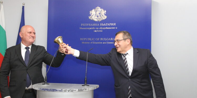 Новият просветен министър започва с бюджета и НВО