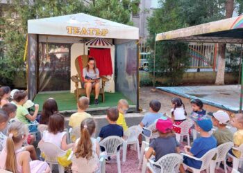 В Бургас деца четат  приказки на деца