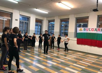 Зала за народни танци събира деца  и родители в неделно школо в Милано