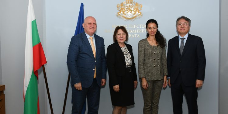 Засилваме партньорства с Република Корея