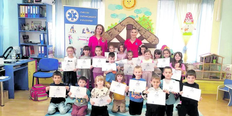 Парамедици влизат в бургаска детска градина