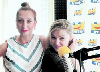 Снимка на Елена и Цвети от радио FRESH