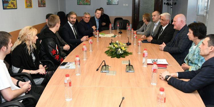 Над 2000 ученици тренират хокей на трева