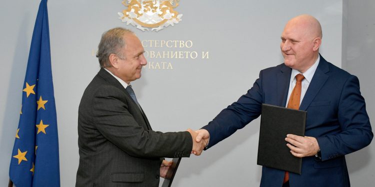 Подкрепа за над 75 000 деца и родители осигурява нов проект на МОН