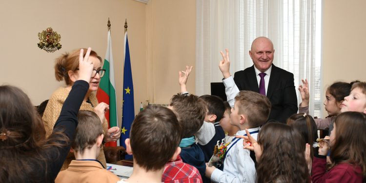 Министър Цоков откри класна стая в МОН (ВИДЕО)