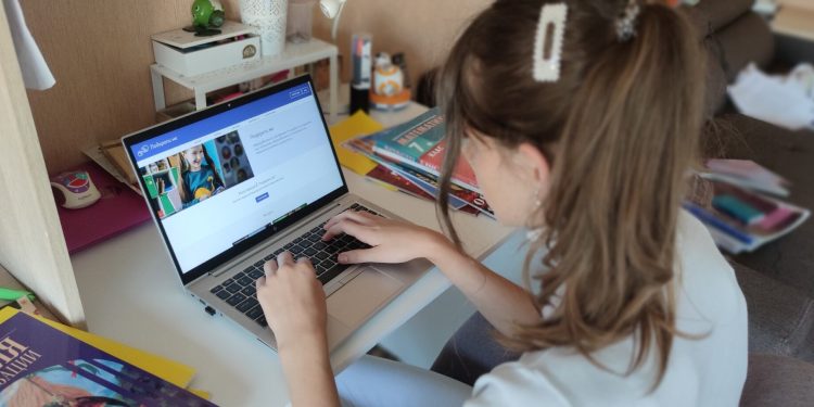 Тийнейджърите са онлайн всекидневно