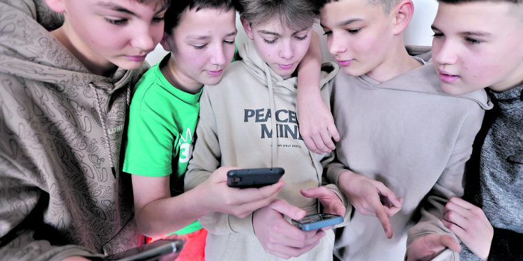 Децата са близо 3 часа дневно на смартфона си