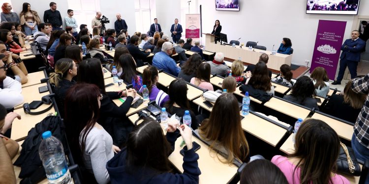 МОН предлага 2516 лв. за асистент от 1 април