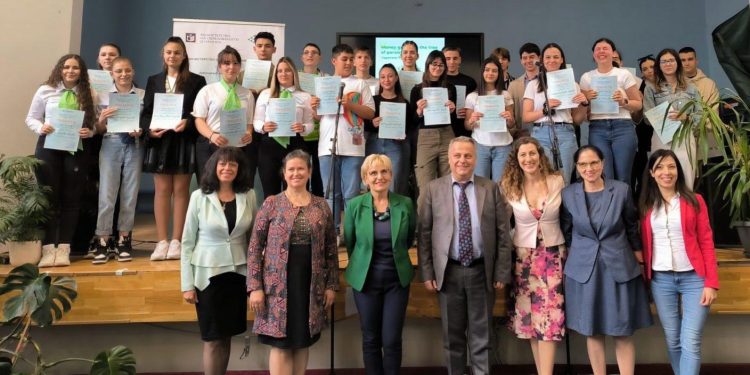 Млади предприемачи със стипендии от състезанието „Практични финанси“