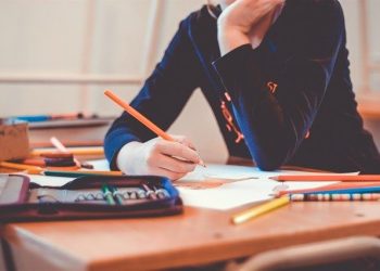 Зрелостниците избираха между „Приказка за стълбата“ и есе за мълчание