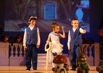 Снимка на броя: „Алиса и децата в Страната на чудесата“