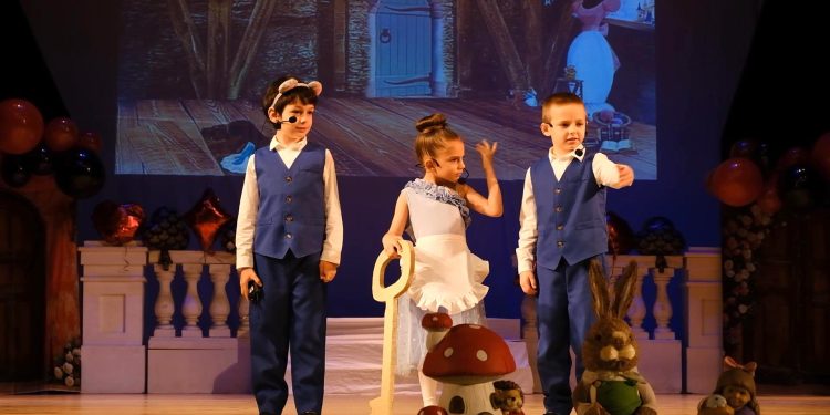 Снимка на броя: „Алиса и децата в Страната на чудесата“