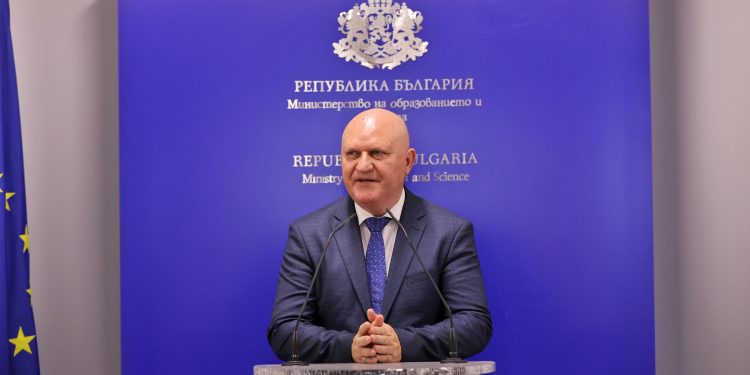 МОН обмисля онлайн записване в VIII клас