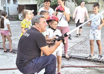 Снимка на броя: Млади огнеборци в Белене