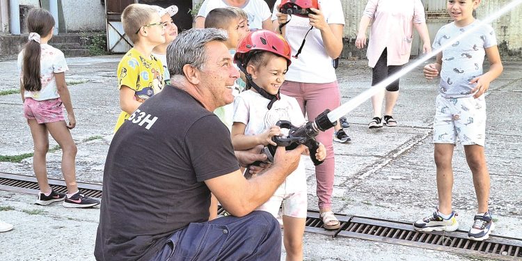 Снимка на броя: Млади огнеборци в Белене