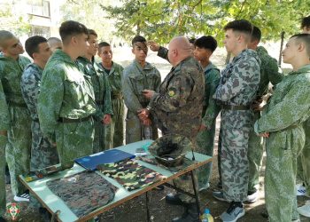 350 ученици и учители преминават начално военно обучение