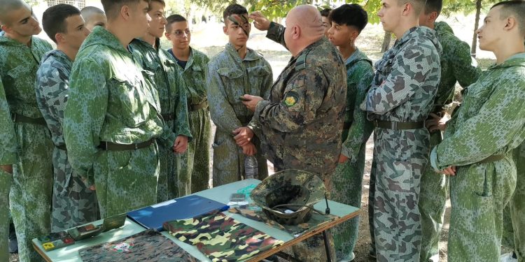 350 ученици и учители преминават начално военно обучение