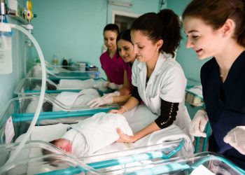 Стипендии за бъдещи акушерки и медицински сестри