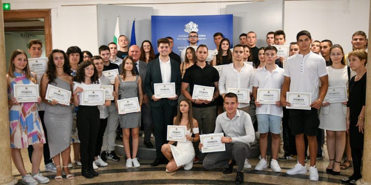 62 отличници в петия випуск на програмата „Обучение за ИТ умения и кариера“