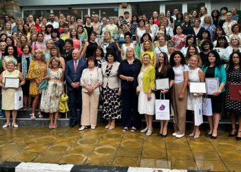 Служебният министър на образованието и науката проф. Галин Цоков награди учители новатори в прилагането на технологиите, изкуствения интелект и иновативни практики в детски градини и училища