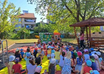 Тийнейджъри четат приказки в бургаски детски градини