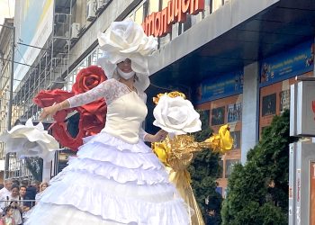 XIII международен фестивал за уличен и куклен театър заплени малки и големи в София