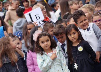 Заместник-министър Емилия Лазарова беше гост на тържеството на най-голямото училище в България