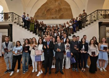 Рекордните 120 пълни отличници получиха национални дипломи