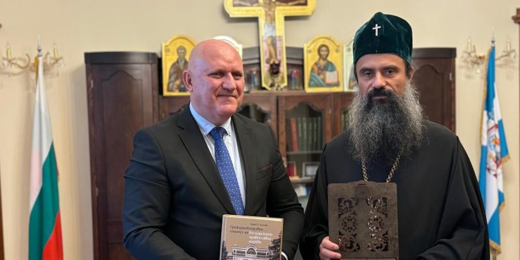 Министър Галин Цоков разговаря с Патриарх Даниил