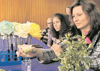 Снимка на броя: STEM обучение „Науката за розата“